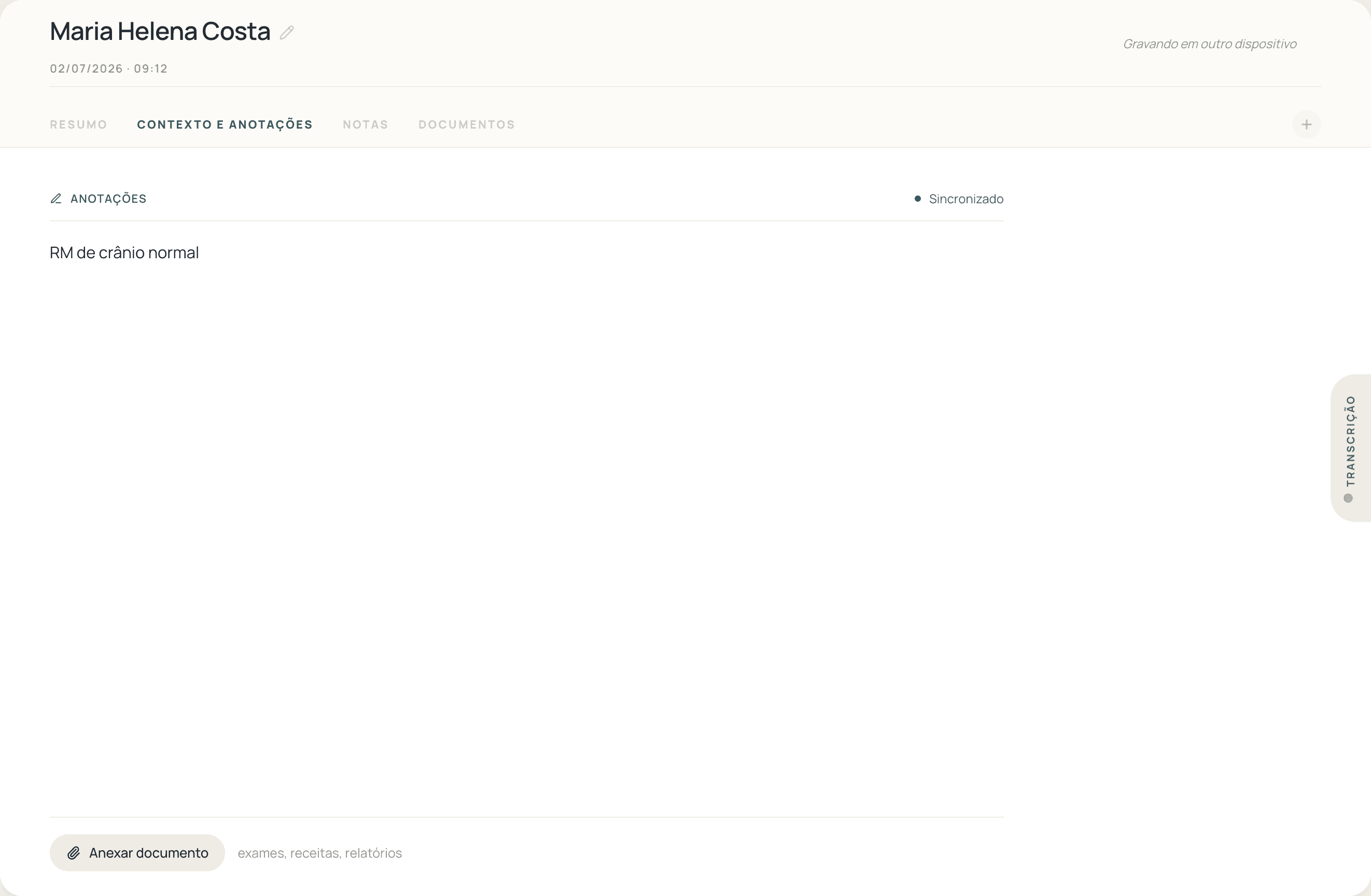 Lura no computador acompanhando a consulta gravada em outro dispositivo, com as anotações sincronizadas