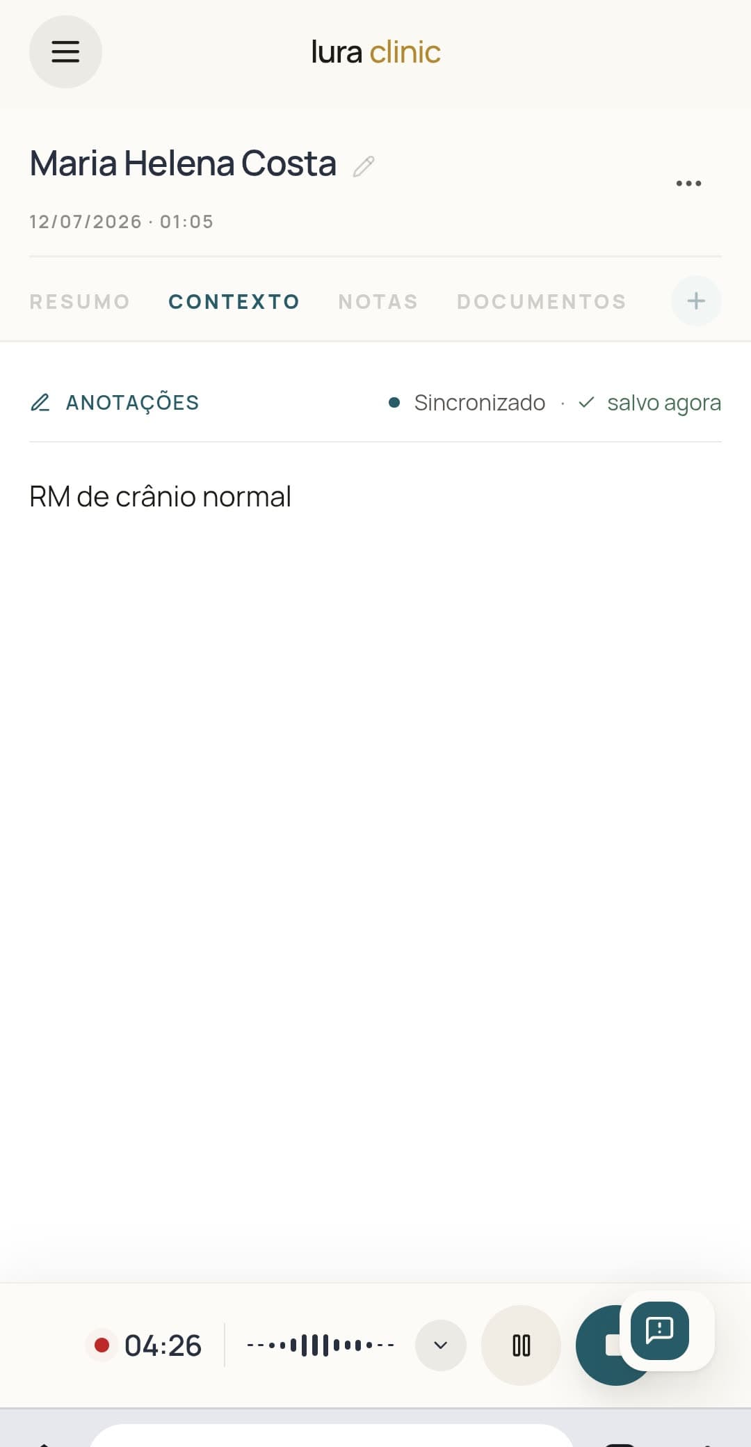 Lura no celular gravando a consulta, com a anotação digitada sincronizada